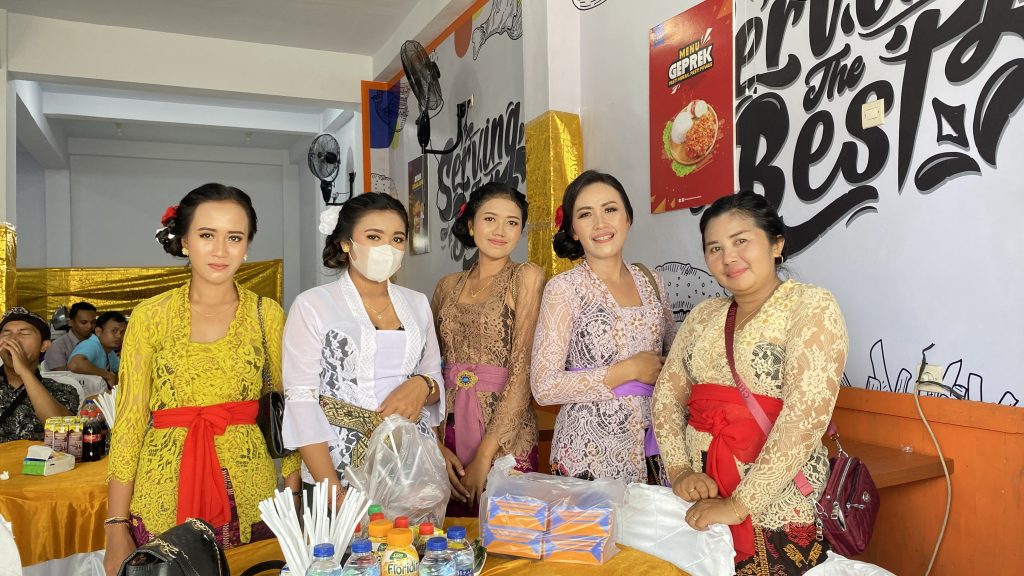 5 wanita menggunakan kebaya berdiri di dalam outlet C'BEZT, salah satu brand milik CAS Group, di Bali.