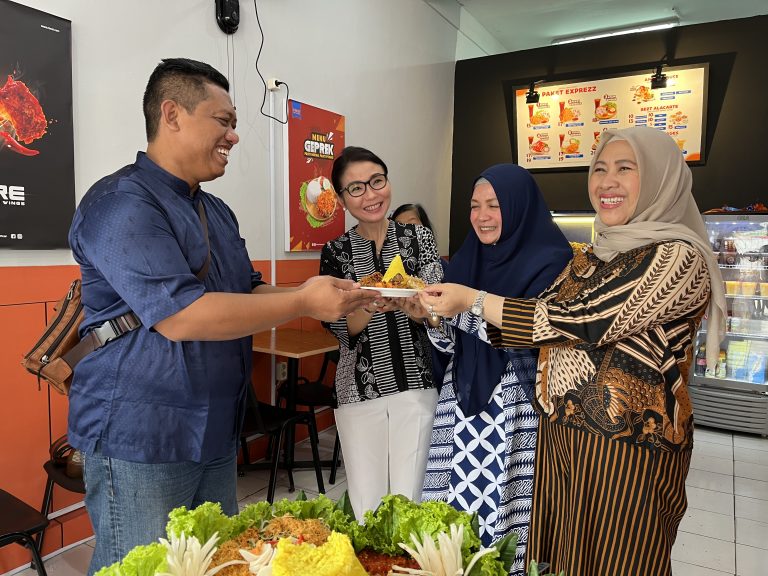 Sejumlah pengunjung memegang piring dengan isi tumpeng di salah satu restoran C'BEZT