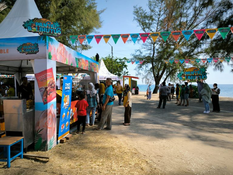 C'BEZT's booth at Pantai Bolihutuo
