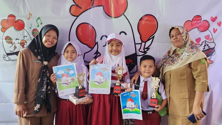 Sejumlah peserta Yasaka Goes to School berdiri di depan background maskot Chiya.