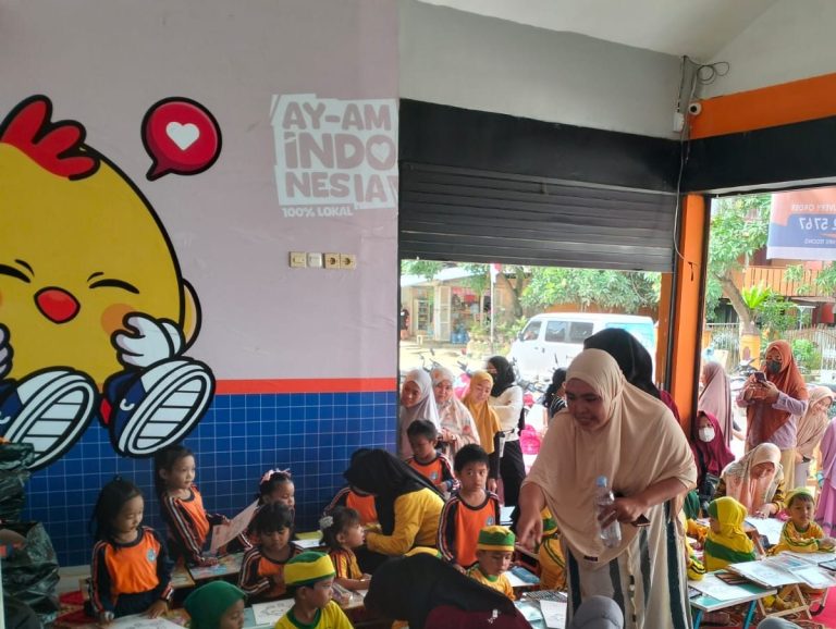A group of children coloring in C'BEZT restaurant at Tanru Tedong