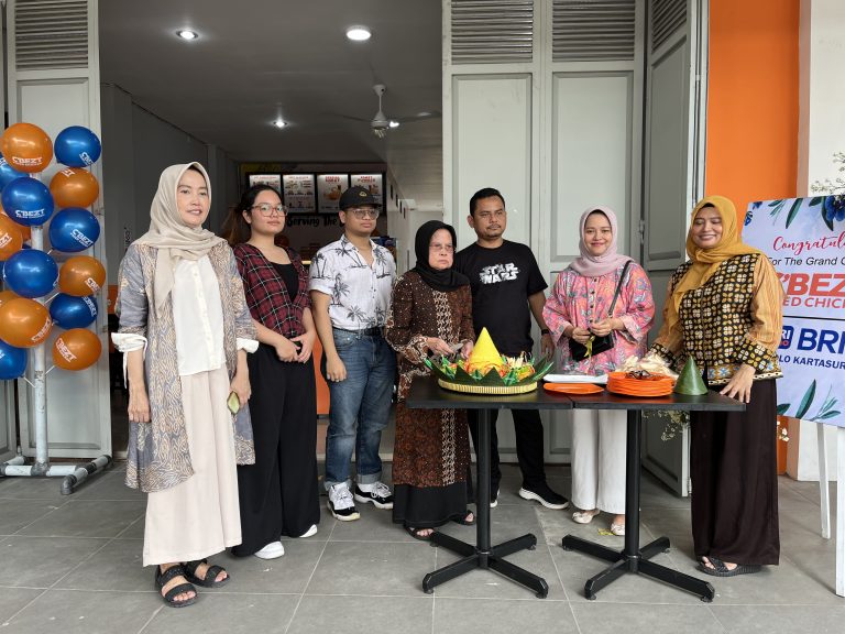 A group of people standing in front of C'BEZT restaurant at Kartasura