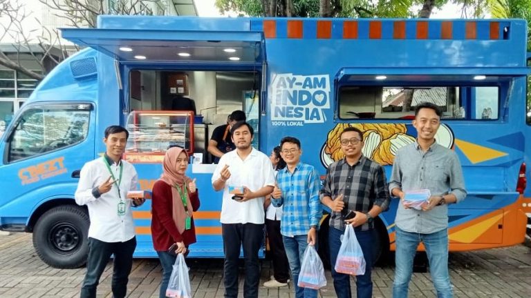 A group of customers standing in front of C'BEZT Food Truck
