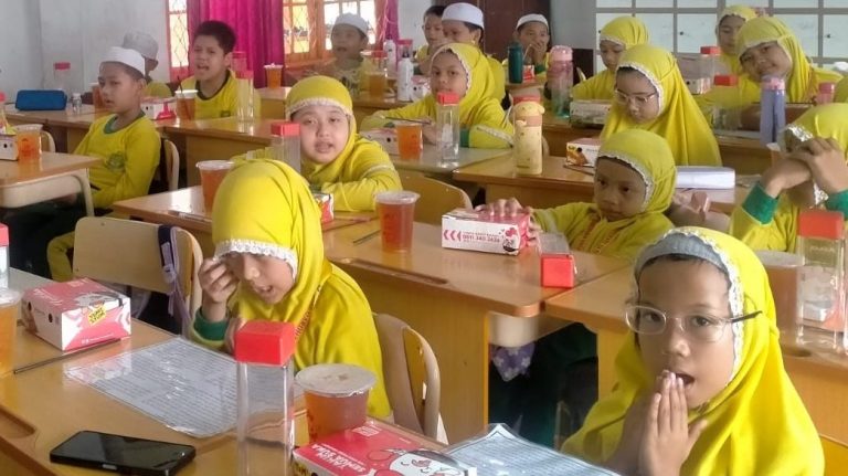 Students at TK Nurul Ibadah enjoying Yasaka's menu and merchandise