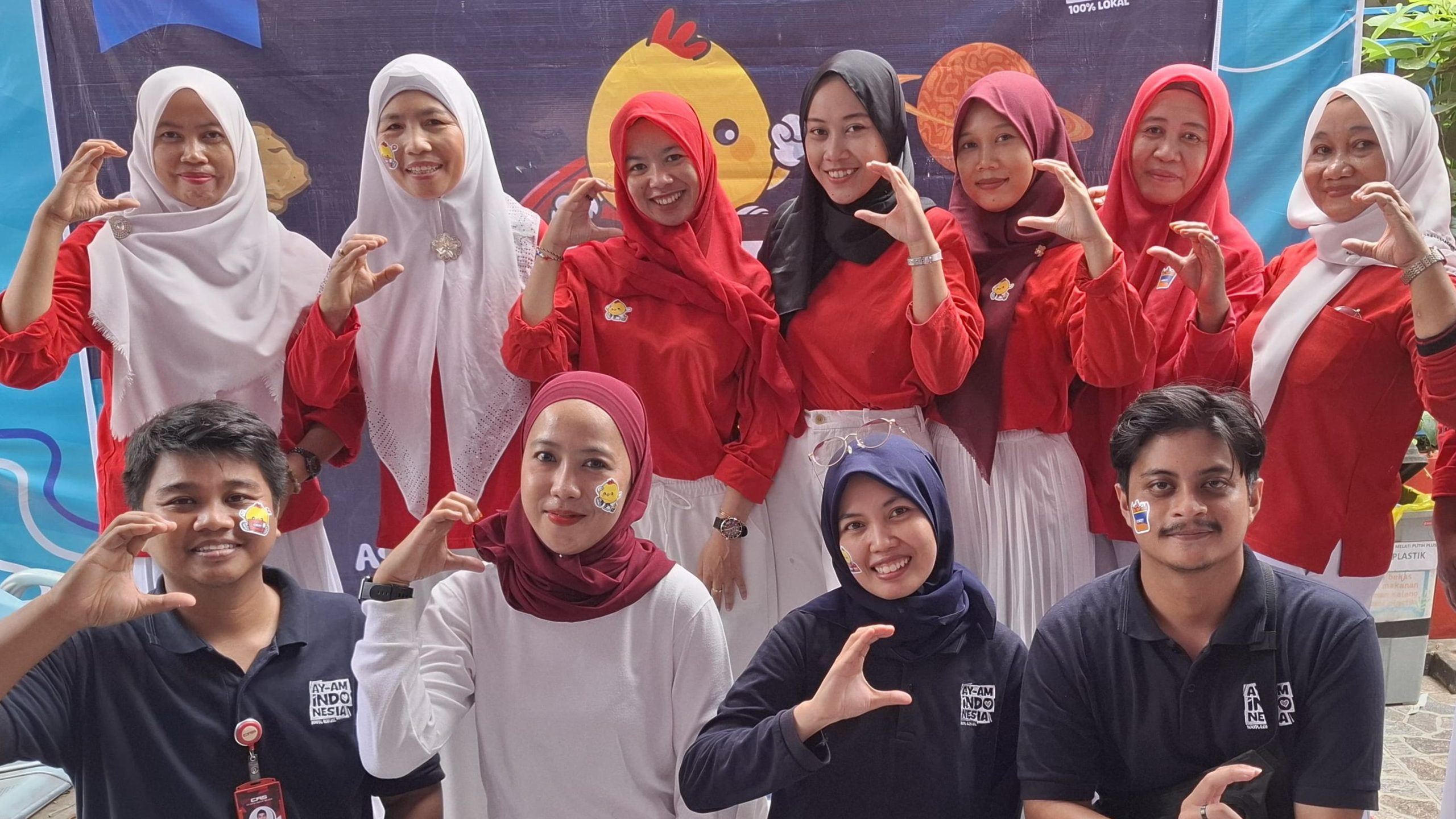 Kru C'BEZT berpose di depan kamera