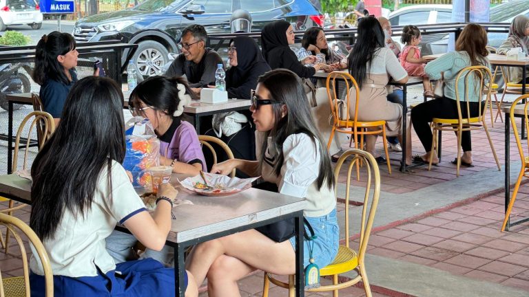 A group of customers at C'BEZT Mataram outlet