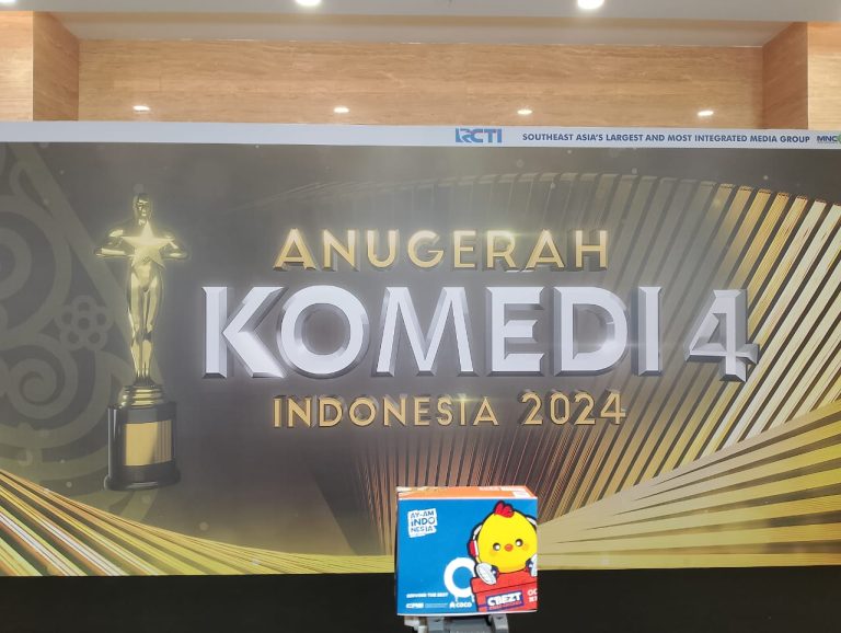 C'BEZT box in front of Anugerah Komedi Indonesia 2024 event backdrop